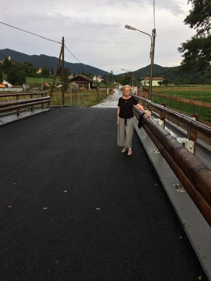 Il sindaco di Bardineto Franca Mattiauda annuncia l'apertura del nuovo ponte Il sindaco di Bardineto Franca Mattiauda annuncia l'apertura del nuovo ponte