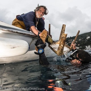 Alassio per un mare più pulito, "pescati" sdraio, lettini, stivali e molto altro (FOTO)