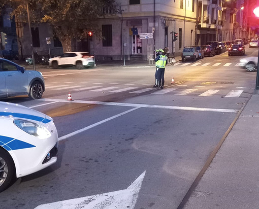 Savona, mezzo perde olio sull'asfalto: vespista scivola