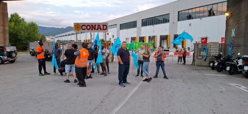 Sciopero dei lavoratori Geat, braccia incrociate davanti ai magazzini Conad a Quiliano Sciopero dei lavoratori Geat, braccia incrociate davanti ai magazzini Conad a Quiliano