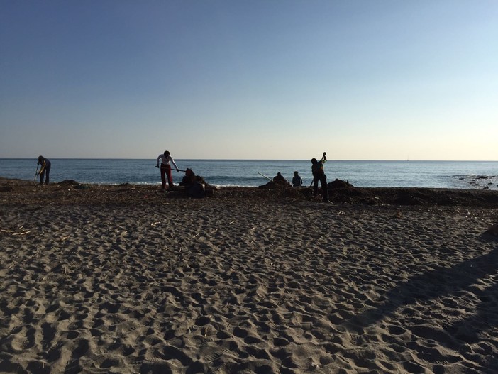 A Pietra Ligure i profughi ripuliscono le spiagge A Pietra Ligure i profughi ripuliscono le spiagge