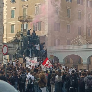 La protesta di Savona con il presidio in piazza Mameli La protesta di Savona con il presidio in piazza Mameli