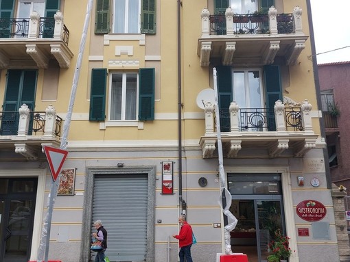 Savona, pali vicini alle finestre in corso Vittorio Veneto, il residente aspetta risposte dal comune: &quot;Nessuno ancora si è fatto vivo&quot; (FOTO)