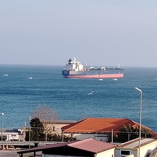 Anomalie a bordo di una motonave che scaricava greggio al largo di Savona: indagini in corso
