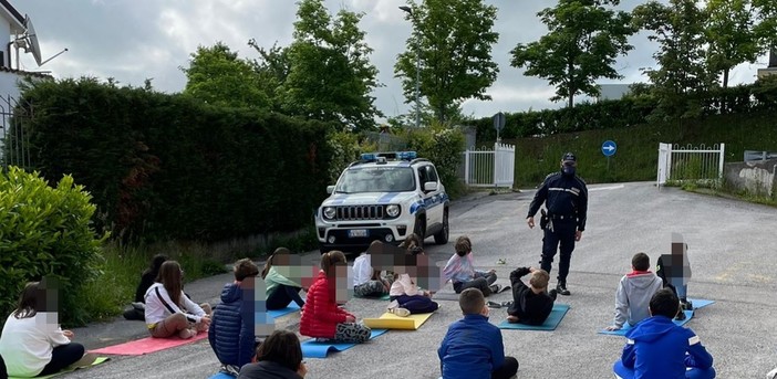 Educazione stradale e civica: la polizia locale di Carcare incontra gli studenti delle scuole medie Educazione stradale e civica: la polizia locale di Carcare incontra gli studenti delle scuole medie