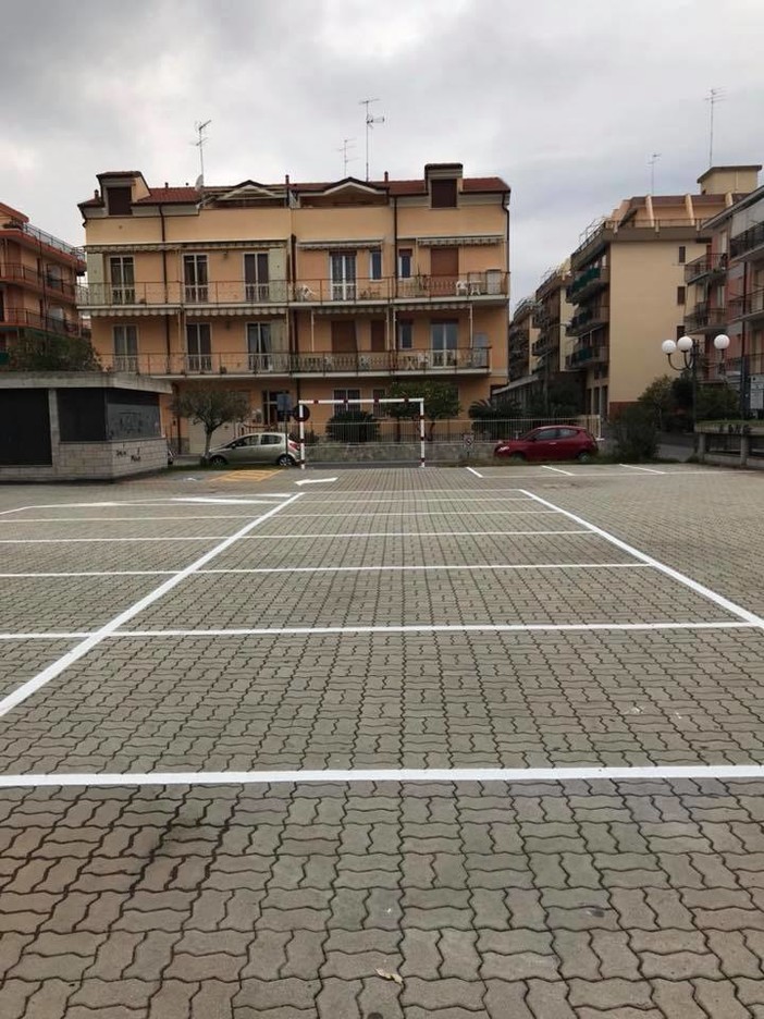 Nella foto: piazza Enrico Fermi a Borghetto Santo Spirito