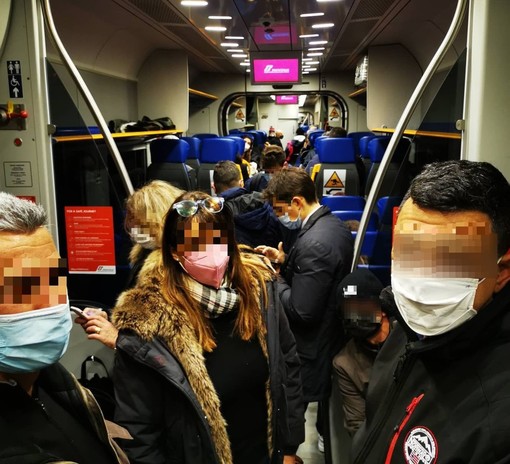 Orario modificato per lavori sulla linea, pendolari accalcati sul treno Savona-Ventimiglia (FOTO)