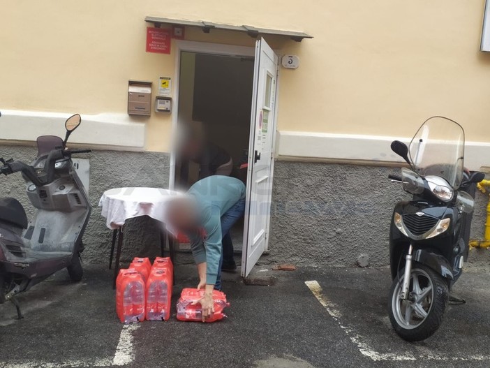 Emergenza coronavirus a Diano Marina: consegnati pasti caldi alle persone confinate nell'Hotel Paradiso Emergenza coronavirus a Diano Marina: consegnati pasti caldi alle persone confinate nell'Hotel Paradiso