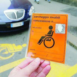 Albenga, trovato falso contrassegno invalidi dalla Polizia Municipale