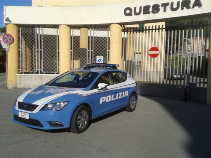Savona, trovato in possesso di un coltello e di un'auto rubata oppone resistenza: arrestato