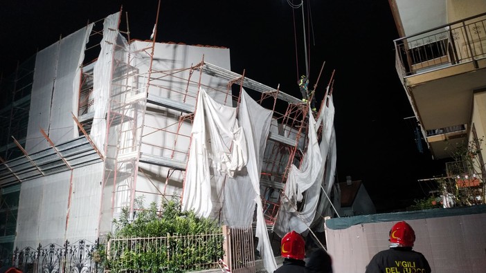 Toirano, ponteggio edile in bilico: intervento dei Vigili del fuoco Toirano, ponteggio edile in bilico: intervento dei Vigili del fuoco