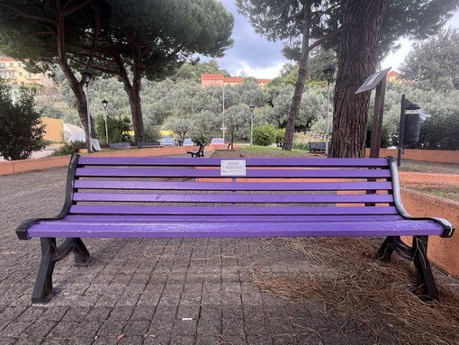 A Quiliano la terza panchina viola d'Italia contro l’abuso di minori e persone vulnerabili A Quiliano la terza panchina viola d'Italia contro l’abuso di minori e persone vulnerabili