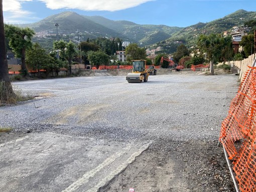 Alassio, park temporaneo sul cantiere di Via Gastaldi: realizzata un'area di sosta libera (FOTO)