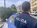 Dormiva in un palazzo di Corso Italia, all'arrivo della polizia ha opposto resistenza mordendo poi un agente: arrestato