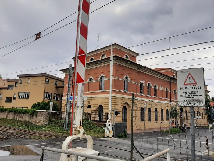 Loano, auto non rispetta il semaforo e resta intrappolata nel passaggio a livello: salvata da cittadini e capo stazione