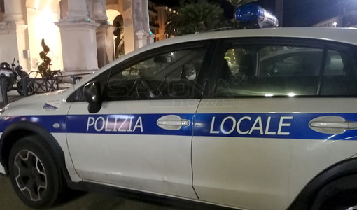 Vende otto dosi di cocaina, fermato oppone resistenza e minaccia gli agenti: arrestato pusher Vende otto dosi di cocaina, fermato oppone resistenza e minaccia gli agenti: arrestato pusher
