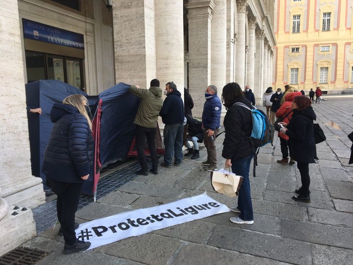 Il gruppo 'Protesta Ligure' s'incatena davanti alla Regione Liguria: "Siamo disperati, dobbiamo lavorare, dateci udienza" Il gruppo 'Protesta Ligure' s'incatena davanti alla Regione Liguria: "Siamo disperati, dobbiamo lavorare, dateci udienza"
