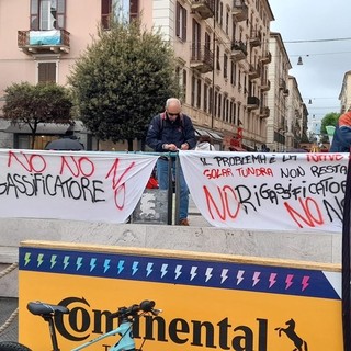 La corsa dell'E-bike scalda la Savona del Giro in rosa e scatta la protesta contro il rigassificatore
