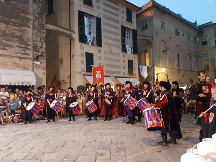 Palio Storico di Albenga, bruciata una bandiera a Sant'Eulalia, Cangiano: "Episodio deplorevole, ma già rientrato" Palio Storico di Albenga, bruciata una bandiera a Sant'Eulalia, Cangiano: "Episodio deplorevole, ma già rientrato"