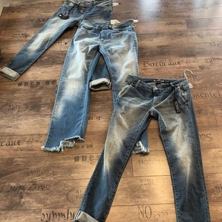 La Primavera-estate sboccia da Please: jeans, t-shirt e vestiti semplici ed eleganti per il mondo femminile