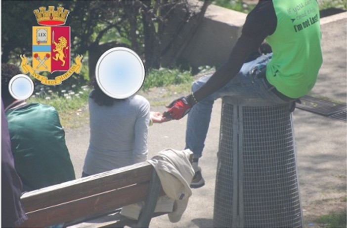 Spacciavano ai minorenni in piazza delle Nazioni a Savona: 6 extracomunitari arrestati dalla Squadra Mobile (FOTO e VIDEO) Spacciavano ai minorenni in piazza delle Nazioni a Savona: 6 extracomunitari arrestati dalla Squadra Mobile (FOTO e VIDEO)