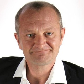 Andrea Pucci apre la stagione di cabaret d’autore a Ceriale per la rassegna “Un pontile di risate”