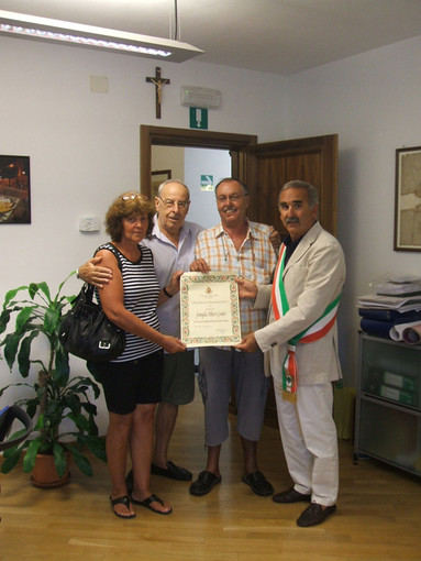 Pietra: quarant'anni di fedeltà, il Sindaco premia i turisti Pietra: quarant'anni di fedeltà, il Sindaco premia i turisti