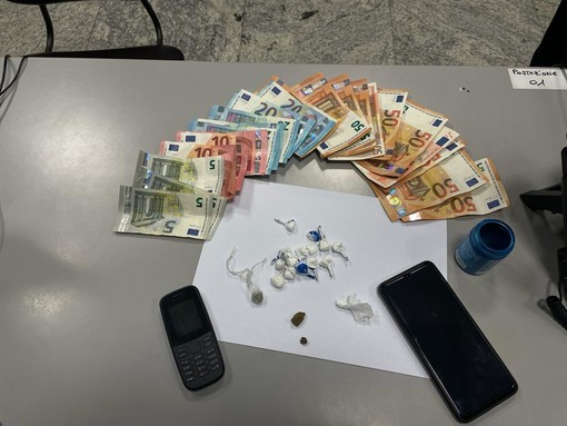 Albenga, spacciatore trovato con 17 dosi di droga: arrestato dalla Polizia locale Albenga, spacciatore trovato con 17 dosi di droga: arrestato dalla Polizia locale