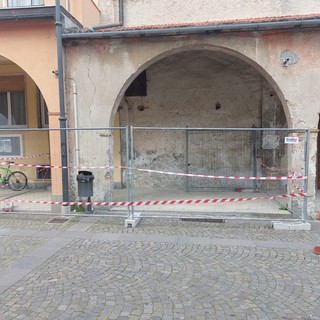 Quiliano, crepe e infiltrazioni d'acqua: transennato il porticato dell'oratorio di Valleggia (FOTO)