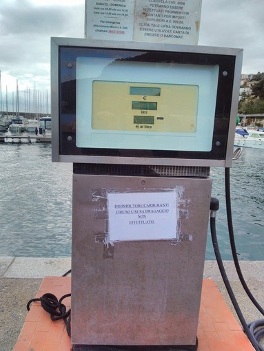 Finale: il distributore del porto è "Chiuso per mancato dragaggio"