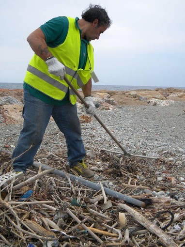 Pulizia straordinaria di ATA delle spiagge libere savonesi: oggi intervento sulla spiaggia di piazzale Eroe dei Due Mondi sotto il Priamar Pulizia straordinaria di ATA delle spiagge libere savonesi: oggi intervento sulla spiaggia di piazzale Eroe dei Due Mondi sotto il Priamar