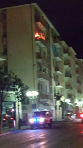 Principio di incendio su un balcone ad Albenga (FOTO e VIDEO) Principio di incendio su un balcone ad Albenga (FOTO e VIDEO)