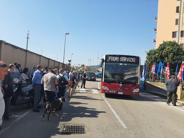 Savona, i lavoratori di Tpl incrociano le braccia: "La pace sociale ha un costo" (FOTO e VIDEO)