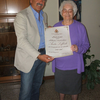 Pietra: il sindaco premia la centenaria Anita Loffredo