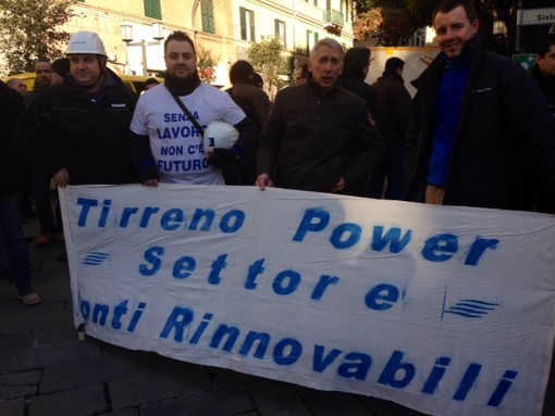 La rassegnazione fatta a corteo, i lavoratori Tirreno Power verso la prefettura in attesa di risposte