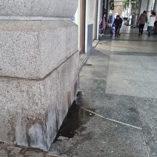 Portici di via Paleocapa a Savona e incuria: "La via principale in condizioni pietose: una vergogna" (FOTO)