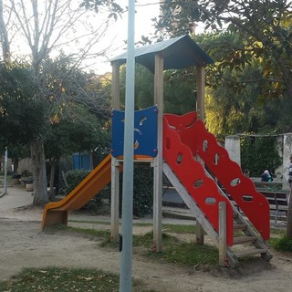 L'amministrazione comunale di Albenga per Natale regala parco giochi più sicuri per tutti i bambini L'amministrazione comunale di Albenga per Natale regala parco giochi più sicuri per tutti i bambini