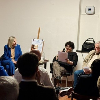 Alassio, grande partecipazione per la presentazione de “La capofamiglia” di Mary Caridi. Al centro dell'incontro i legami e le fragilità della famiglia