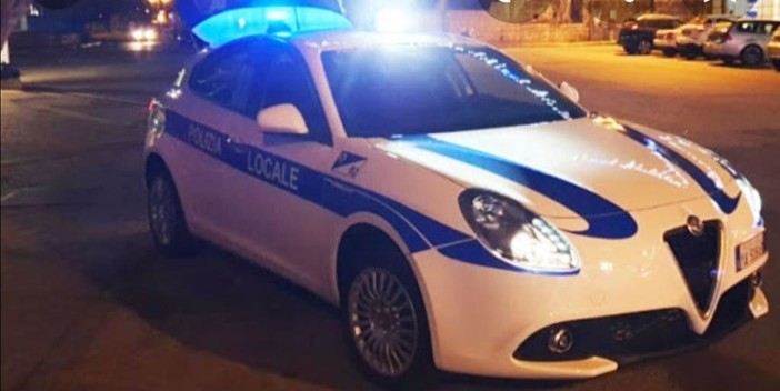 Albenga, Polizia locale in azione tra piazza Europa e piazza Corridoni: 13 identificati, un arresto per possesso di droga