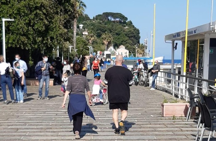 Albisola, il sindaco firma una nuova ordinanza: sì al bagno in mare e alla passeggiata in spiaggia, vietato lo stazionamento
