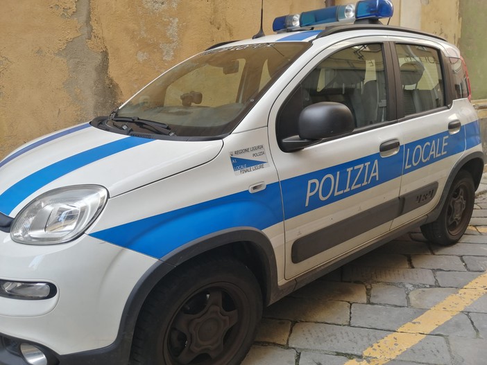 Finale, scambio di droga in piazza Vittorio Veneto: pusher denunciato, l'acquirente segnalato alla Prefettura