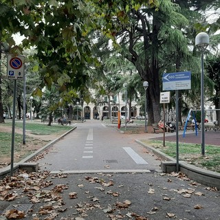 Savona, si aggrappa a un palo a testa in giù per evitare il controllo: arrestato dopo aver colpito due agenti