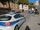 Fuma sostanza stupefacente in Piazza del Popolo ad Albenga: intervento della polizia locale