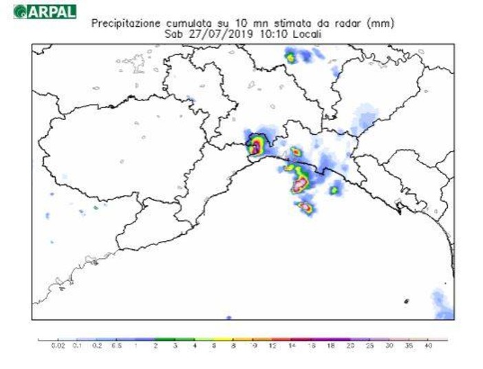 Nell'immagini la mappa delle fulminazioni e lo scatto radar delle 10.10.