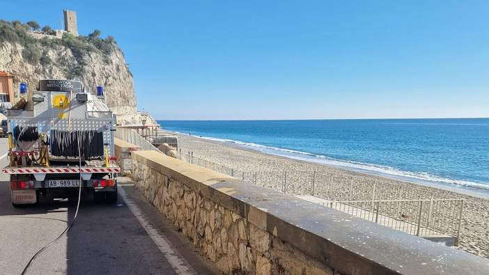 Rimossa la balenottera morta, a Finale pulite spiaggia e Aurelia tra Castelletto e San Donato