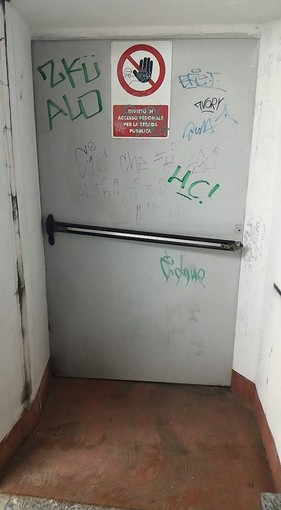 Ceriale: uscita di emergenza rotta e bloccata in stazione Ceriale: uscita di emergenza rotta e bloccata in stazione