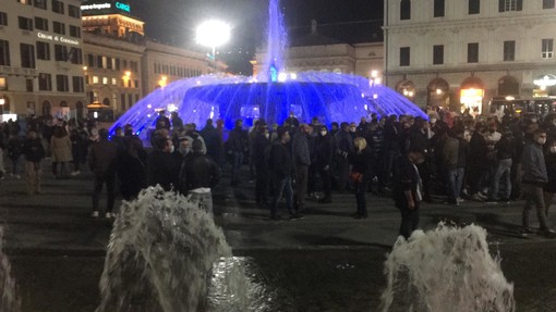 Piazza De Ferrari, torna in serata la protesta davanti alla sede della Regione (VIDEO e FOTO)