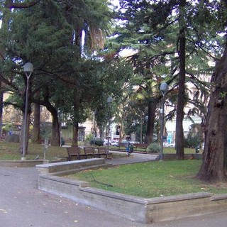 Savona, tira fuori il coltello e minaccia i vigili: arrestato