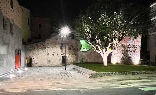 Borghetto S. Spirito, la piazzetta di Torre Rossa risplende con gli antichi basoli in pietra del centro storico (FOTO) Borghetto S. Spirito, la piazzetta di Torre Rossa risplende con gli antichi basoli in pietra del centro storico (FOTO)