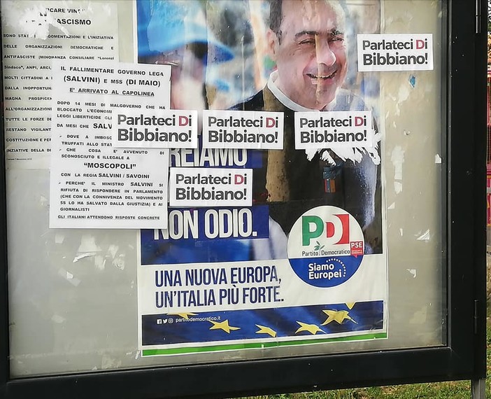"Parlateci di Bibbiano": adesivi sulle bacheche del Pd di Carcare "Parlateci di Bibbiano": adesivi sulle bacheche del Pd di Carcare